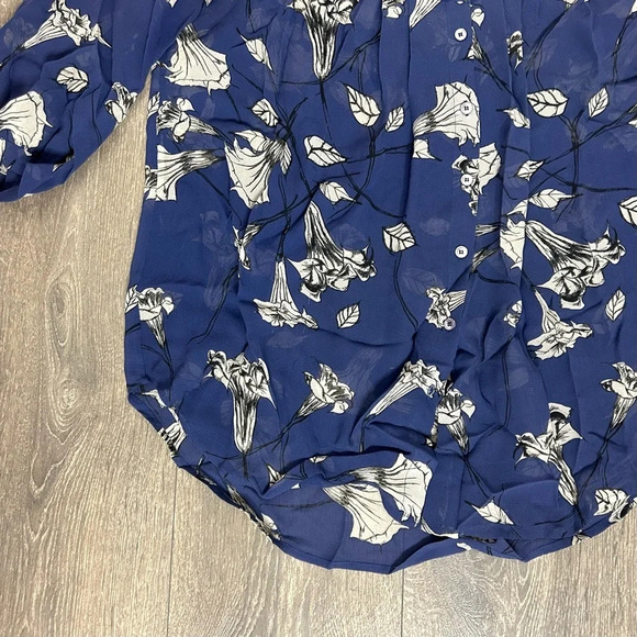 Aritzia Babaton Floral Blouse 3/4 length sleeve top buttons Purple Size Medium - Picture 11 of 16